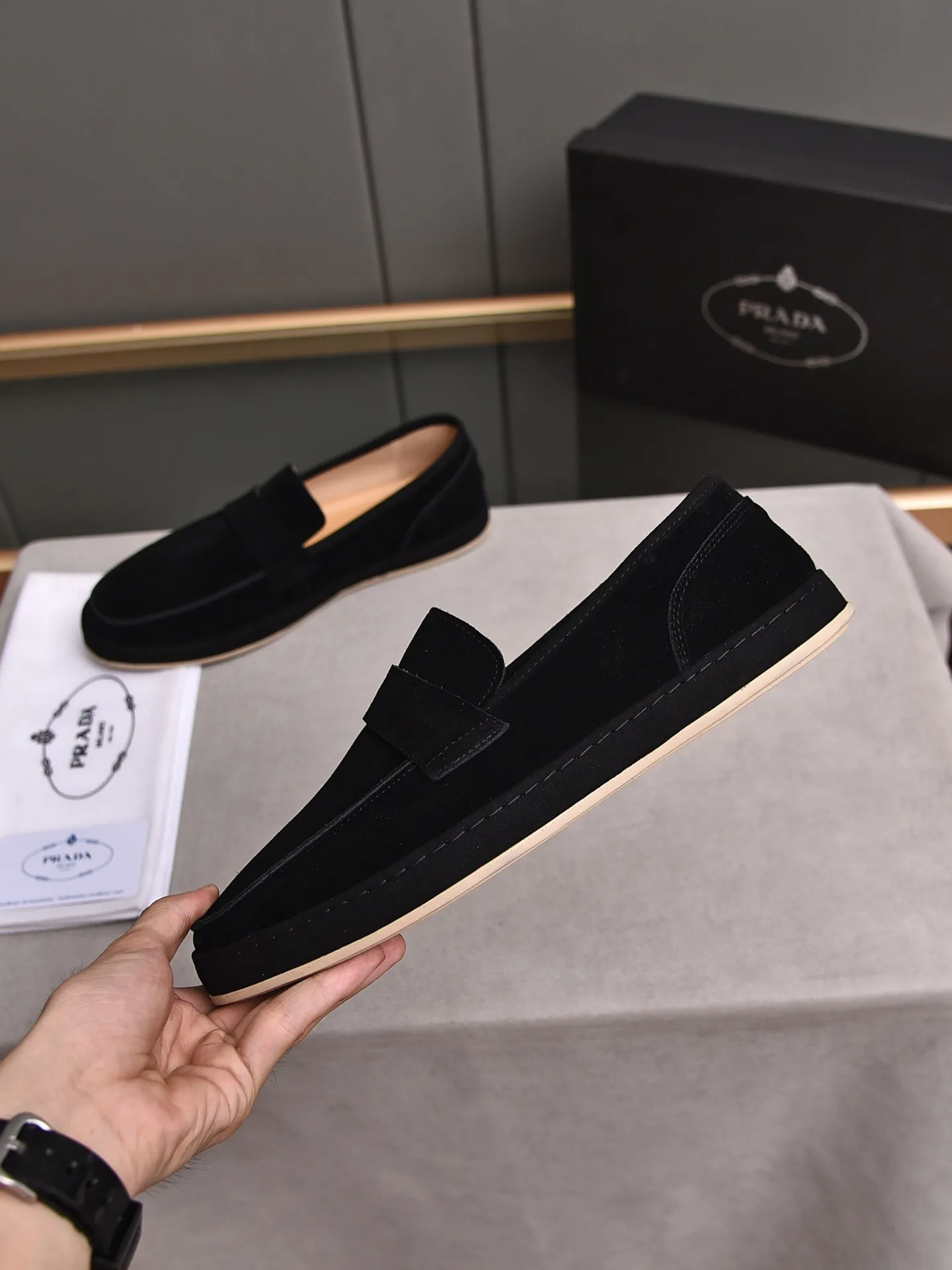 👟👟👟Men's Shoes💰P420 🆕🔥New Updates🔥👟PRADA (Prada) new products are released, imported soft cowhide, fashionable to allow air to penetrate the entire shoe, and the awesome shoes [strong] bring an extremely comfortable and breathable feeling! Beautiful inside and out! Exquisite workmanship, top-grade cowhide material, 😌Number: 38~44, black and white color options.